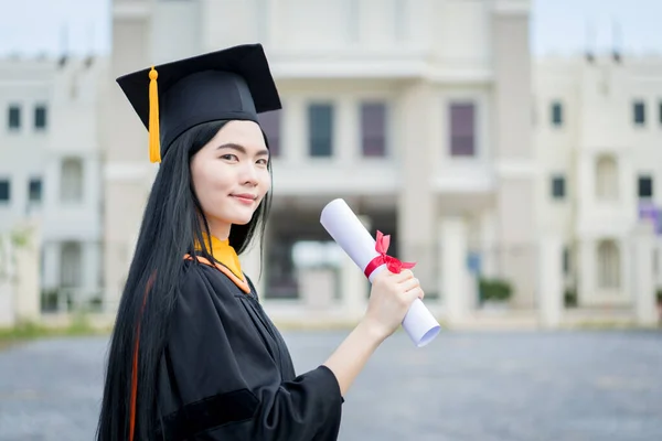 Egy Fiatal Gyönyörű Ázsiai Diplomás Diplomás Köpenyben Halottasházban Oklevéllel Rendelkezik — Stock Fotó