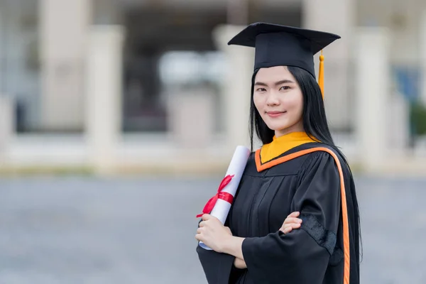 Uma Jovem Bela Mulher Asiática Universidade Graduado Vestido Graduação Argamassa — Fotografia de Stock