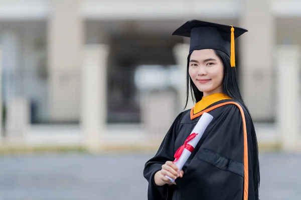 Una Giovane Bella Donna Asiatica Laureata Abito Laurea Mortai Detiene — Foto Stock