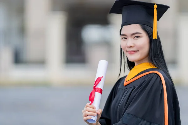 Молодая Красивая Азиатка Выпускница Университета Выпускном Платье Минометах Имеет Диплом — стоковое фото