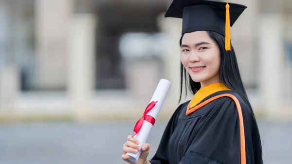 Ung Vacker Asiatisk Kvinna Universitetsexamen Examen Klänning Och Kartong Innehar — Stockfoto