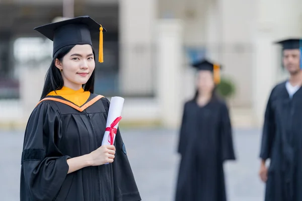 Egy Fiatal Gyönyörű Ázsiai Diplomás Diplomás Köpenyben Halottasházban Oklevéllel Rendelkezik — Stock Fotó