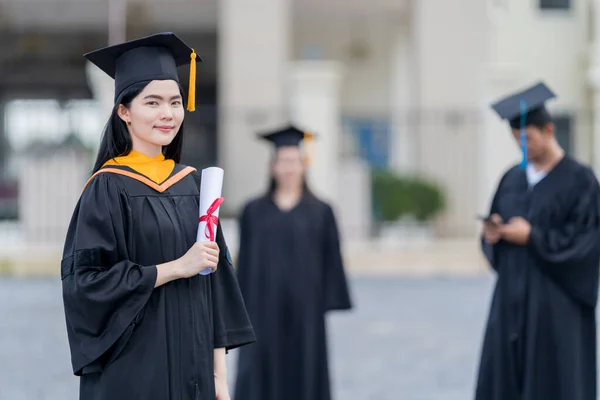 Una Giovane Bella Donna Asiatica Laureata Abito Laurea Mortai Detiene — Foto Stock