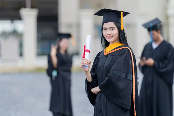 아름다운 아시아 졸업식에 대학교 증서를 가지고 — 스톡 사진