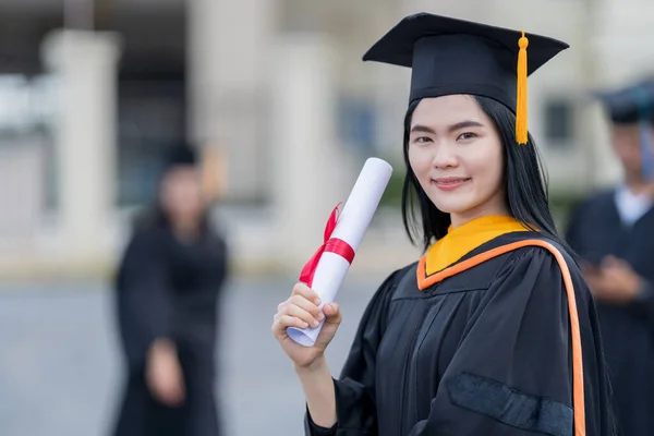 Una Giovane Bella Donna Asiatica Laureata Abito Laurea Mortai Detiene — Foto Stock