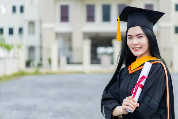 Uma Jovem Bela Mulher Asiática Universidade Graduado Vestido Graduação Argamassa — Fotografia de Stock