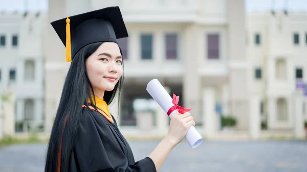 Une Jeune Belle Diplômée Asiatique Université Robe Remise Des Diplômes — Photo