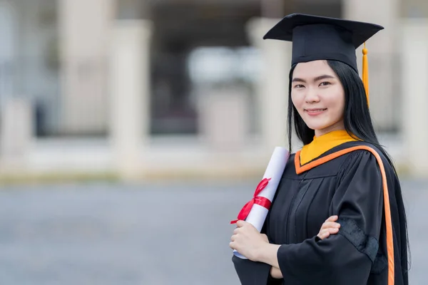 Ung Vacker Asiatisk Kvinna Universitetsexamen Examen Klänning Och Kartong Innehar — Stockfoto