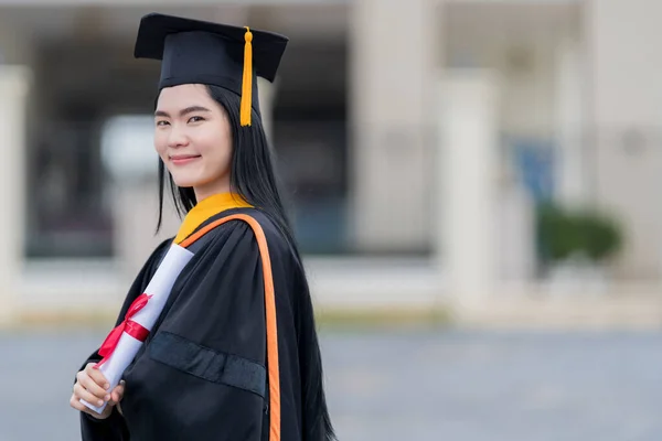 Una Giovane Bella Donna Asiatica Laureata Abito Laurea Mortai Detiene — Foto Stock