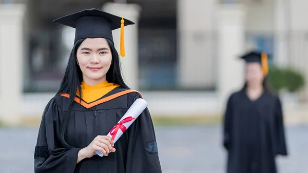 Uma Jovem Bela Mulher Asiática Universidade Graduado Vestido Graduação Argamassa — Fotografia de Stock