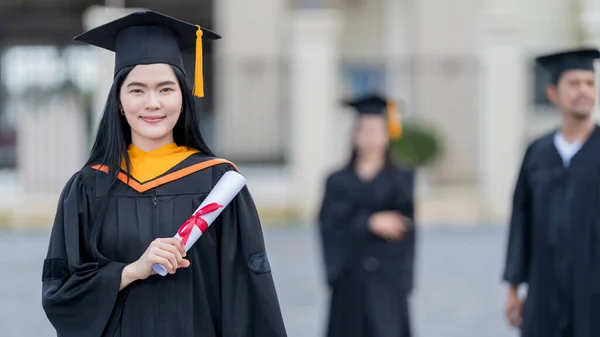 Une Jeune Belle Diplômée Asiatique Université Robe Remise Des Diplômes — Photo