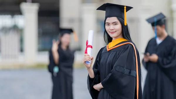 Egy Fiatal Gyönyörű Ázsiai Diplomás Diplomás Köpenyben Halottasházban Oklevéllel Rendelkezik — Stock Fotó