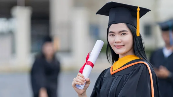 Uma Jovem Bela Mulher Asiática Universidade Graduado Vestido Graduação Argamassa — Fotografia de Stock