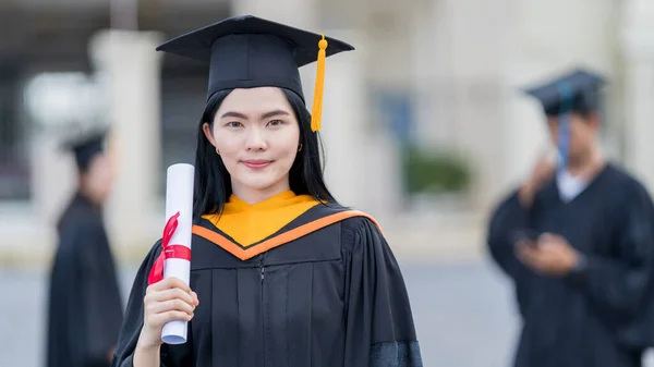 Una Joven Hermosa Mujer Asiática Graduada Universitaria Vestido Graduación Mortero —  Fotos de Stock