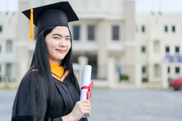 Egy Fiatal Gyönyörű Ázsiai Diplomás Diplomás Köpenyben Halottasházban Oklevéllel Rendelkezik — Stock Fotó