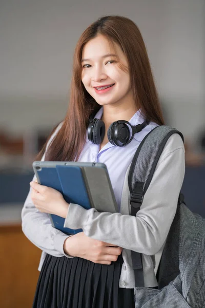 Retrato Una Joven Estudiante Asiática Uniforme Sosteniendo Tableta Pose Inteligente —  Fotos de Stock