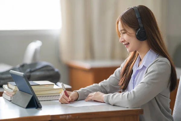 Joven Estudiante Universitaria Asiática Con Auriculares Inalámbricos Mira Escucha Conferenciante —  Fotos de Stock