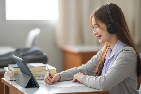 Joven Estudiante Universitaria Asiática Con Auriculares Inalámbricos Mira Escucha Conferenciante —  Fotos de Stock