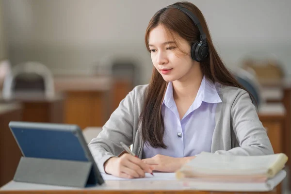 Joven Estudiante Universitaria Asiática Con Auriculares Inalámbricos Mira Escucha Conferenciante —  Fotos de Stock