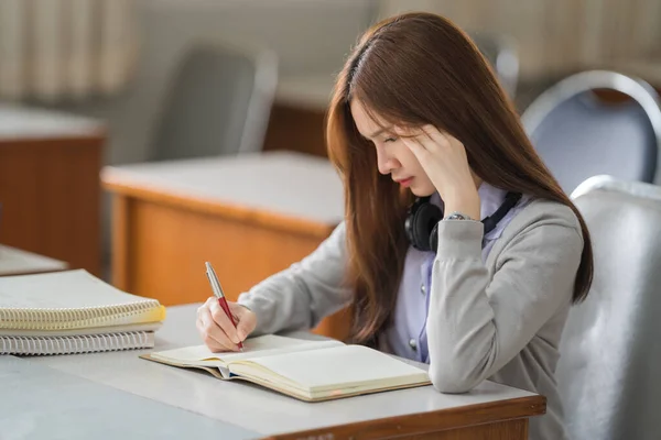 Joven Mujer Asiática Desesperada Estresante Estudiante Uniforme Estudiante Haciendo Tarea —  Fotos de Stock