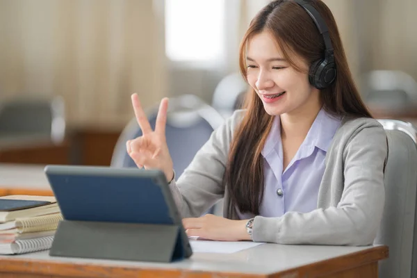 Joven Interactiva Feliz Asiática Adolescente Estudiante Universitaria Que Estudia Presenta —  Fotos de Stock