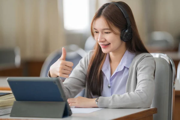 Joven Interactiva Feliz Asiática Adolescente Estudiante Universitaria Que Estudia Presenta —  Fotos de Stock