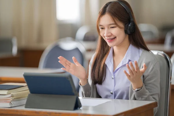 Joven Interactiva Feliz Asiática Adolescente Estudiante Universitaria Que Estudia Presenta —  Fotos de Stock