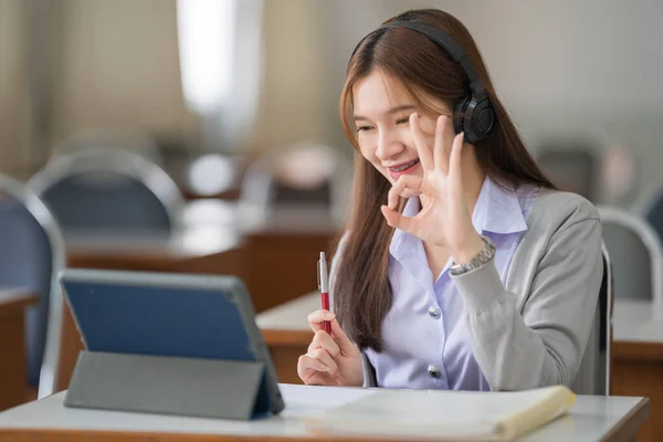 Joven Interactiva Feliz Asiática Adolescente Estudiante Universitaria Que Estudia Presenta —  Fotos de Stock