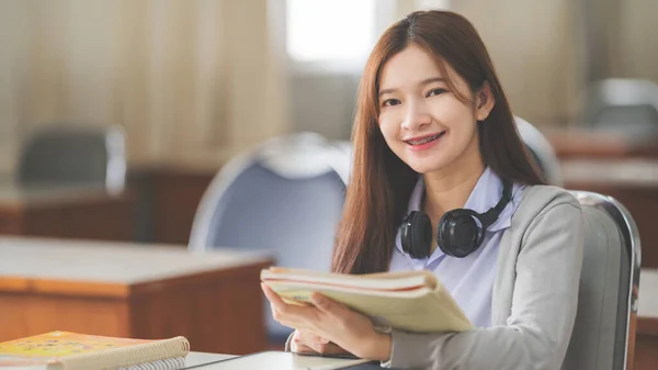 若いアジア人女子大生の制服読書本のストックフォトと教室で勉強 — ストック写真