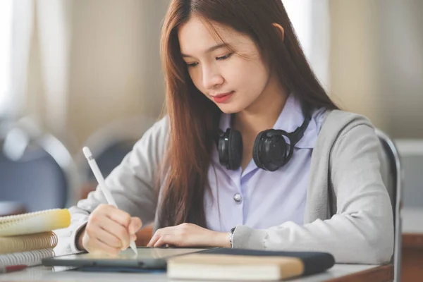 Foto Stock Una Joven Adolescente Asiática Estudiante Universitaria Uniforme Estudiante —  Fotos de Stock