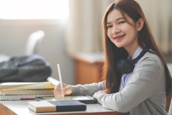 Foto Stock Una Joven Adolescente Asiática Estudiante Universitaria Uniforme Estudiante —  Fotos de Stock