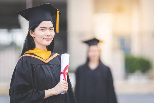Młoda Azjatka Absolwentka Uniwersytetu Sukni Dyplomowej Moździerzowej Posiada Dyplom Ukończenia — Zdjęcie stockowe