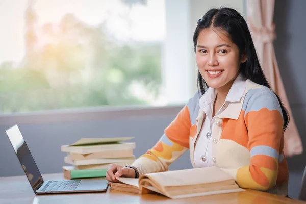 学生の制服を着た若いアジアの女性大学生 本を読んで 大学や大学図書館でノートパソコン 女子学生と技術学習コンセプトで教育を指導 — ストック写真