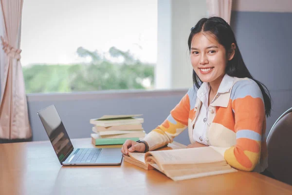 Fiatal Ázsiai Egyetemista Diák Egyenruhában Tanul Könyvet Olvas Laptopot Olvas — Stock Fotó