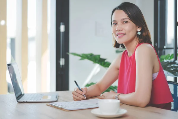 Een Vrolijke Middelbare Leeftijd Aziatische Zakenvrouw Ontspannen Casual Jurk Werken — Stockfoto