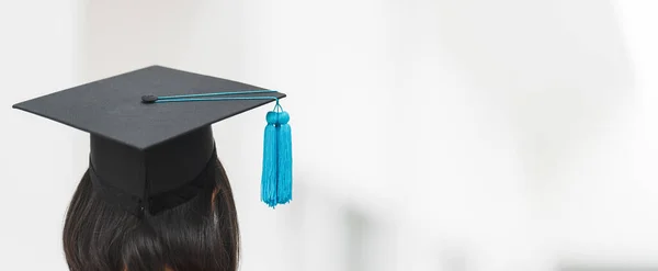 Primer Plano Graduado Universitario Vestido Graduación Que Posee Una Certificación — Foto de Stock