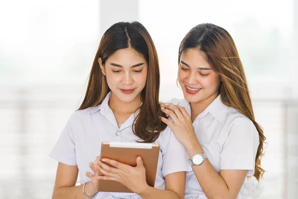 Studenti Universitari Asiatici Fratelli Uniforme Studentesca Interagiscono Guardando Tablet Digitale — Foto Stock