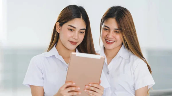 Asiáticos Estudiantes Universitarios Hermanos Uniforme Estudiante Interactuando Mirando Una Tableta — Foto de Stock