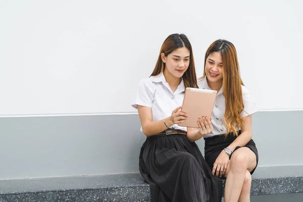 Asijské Sourozenci Vysokoškoláci Studentské Uniformě Interakci Při Pohledu Digitální Tablet — Stock fotografie
