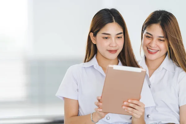 Asijské Sourozenci Vysokoškoláci Studentské Uniformě Interakci Při Pohledu Digitální Tablet — Stock fotografie