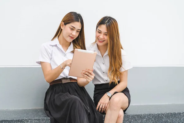 Asijské Sourozenci Vysokoškoláci Studentské Uniformě Interakci Při Pohledu Digitální Tablet — Stock fotografie