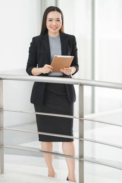 Retrato Una Alegre Mujer Negocios Asiática Confiada Traje Negocios Pie —  Fotos de Stock