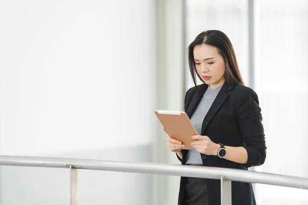 Ritratto Allegra Donna Affari Asiatica Fiduciosa Abito Lavoro Piedi Whie — Foto Stock