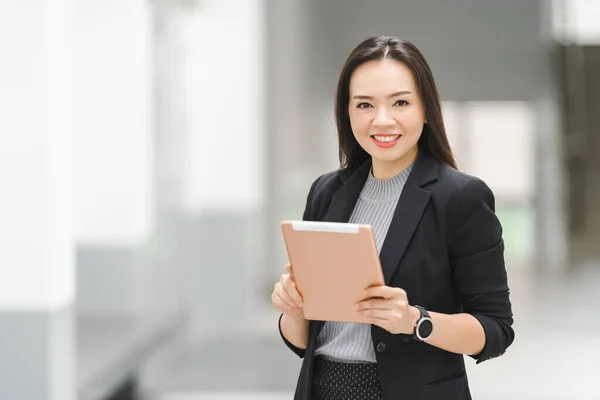 Retrato Una Alegre Mujer Negocios Asiática Confiada Traje Negocios Pie —  Fotos de Stock