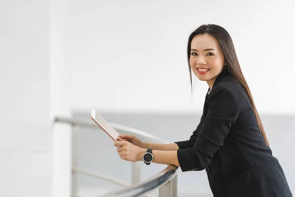 Retrato Una Alegre Mujer Negocios Asiática Confiada Traje Negocios Pie —  Fotos de Stock