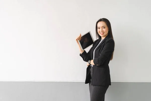 Portret Van Een Vrolijke Zelfverzekerde Aziatische Zakenvrouw Een Zakenpak Dat — Stockfoto