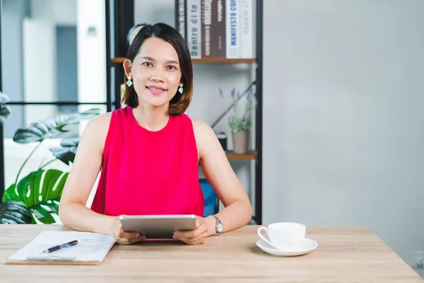 Aziatische Zakenvrouw Presenteren Business Report Videogesprek Een Laptop Thuis Zakelijk — Stockfoto
