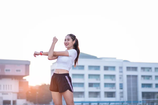 생활을 아침에 공원의 야외에서 운동을 스포츠 복장을 아름다운 아시아의한 여성이다 — 스톡 사진