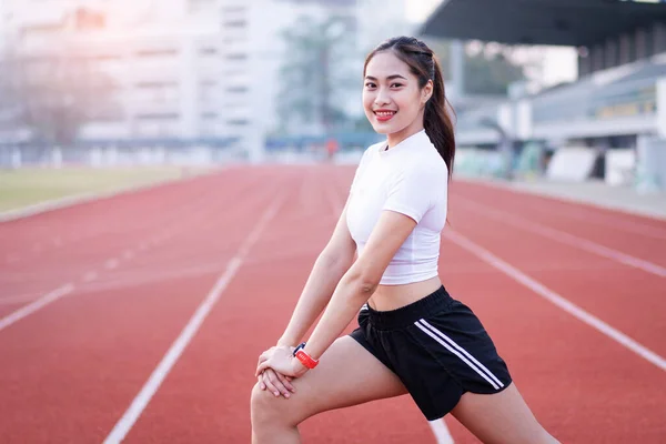 생활을 아침에 공원의 야외에서 운동을 스포츠 복장을 아름다운 아시아의한 여성이다 — 스톡 사진