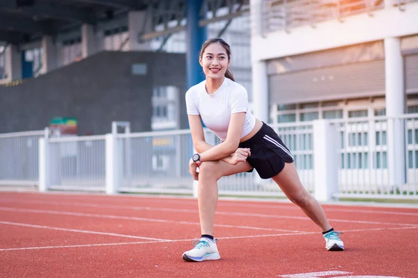 Una Joven Hermosa Mujer Asiática Trajes Deportivos Haciendo Estiramiento Antes —  Fotos de Stock